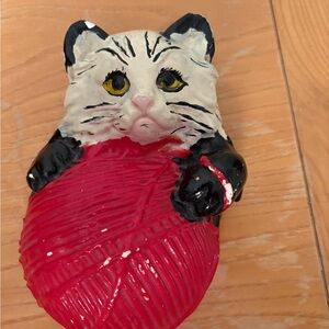 VINTAGE CHALKWARE CAT / KITTEN STRING HOLDER WALL MOUNT RED YARN BALL